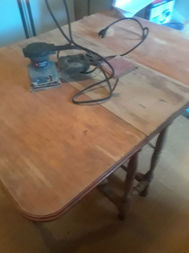 vieja mesa de hoja cada a un escritorio