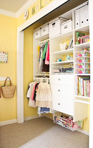 las 12 mejores maneras de organizar el armario de tu dormitorio, Estanter as modulares fuera del suelo