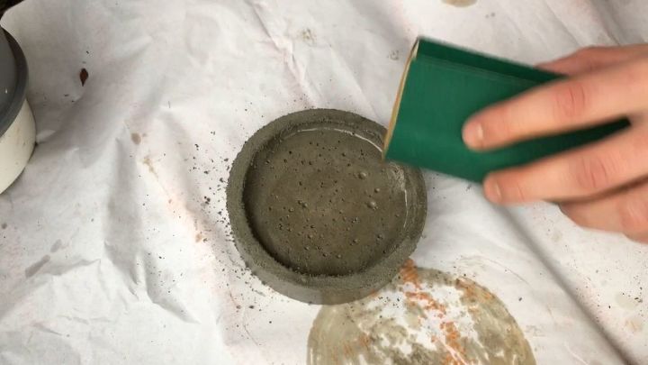 suporte de vela de concreto simples, retire o molde e lixe