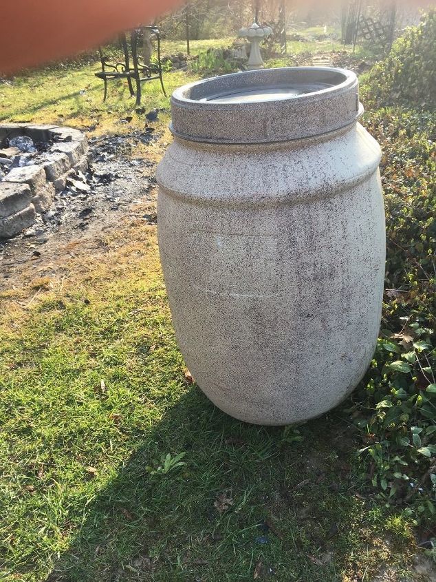 pottery barn knock off de um barril de azeitona a um plantador