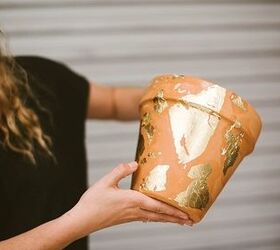 22 ideas to make your terra cotta pots look oh so pretty, Decorate it with gold foil