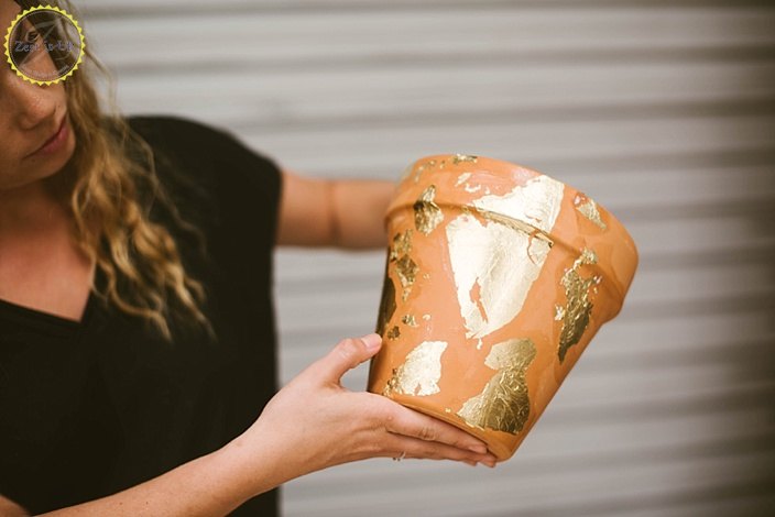 22 ideas to make your terra cotta pots look oh so pretty, Decorate it with gold foil