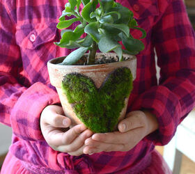 22 ideas to make your terra cotta pots look oh so pretty, Add a mossy heart overtop