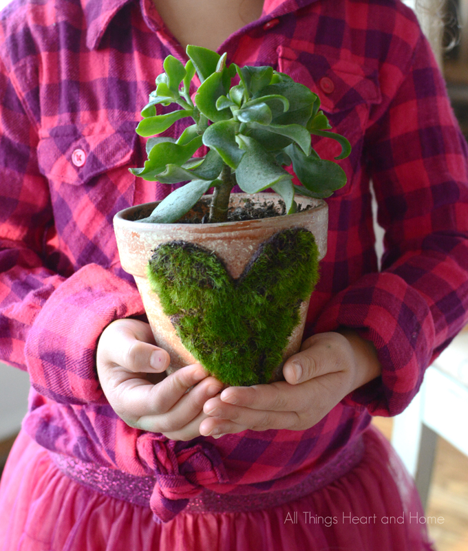 22 ideas to make your terra cotta pots look oh so pretty, Add a mossy heart overtop