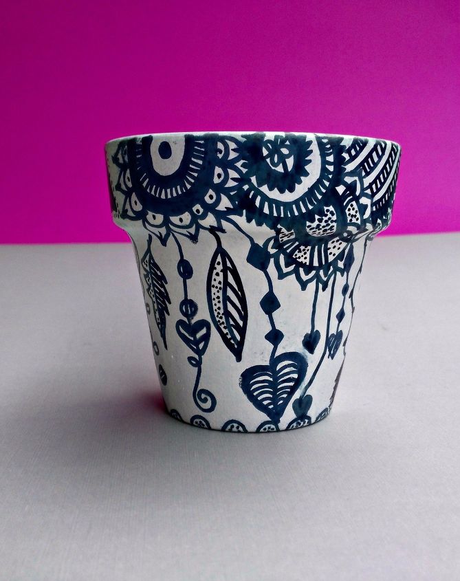 22 ideas to make your terra cotta pots look oh so pretty, Turn it into a doodling canvas