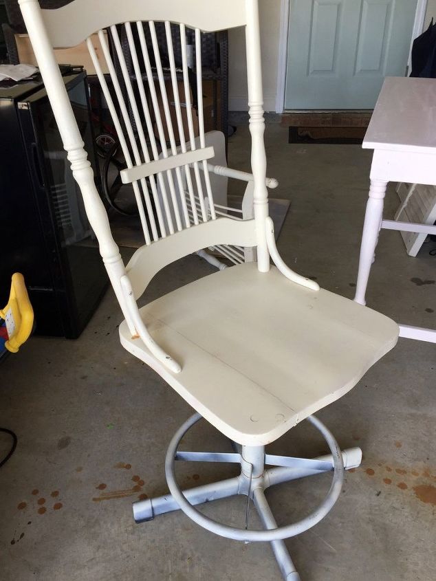 silla con pintura en aerosol dorada