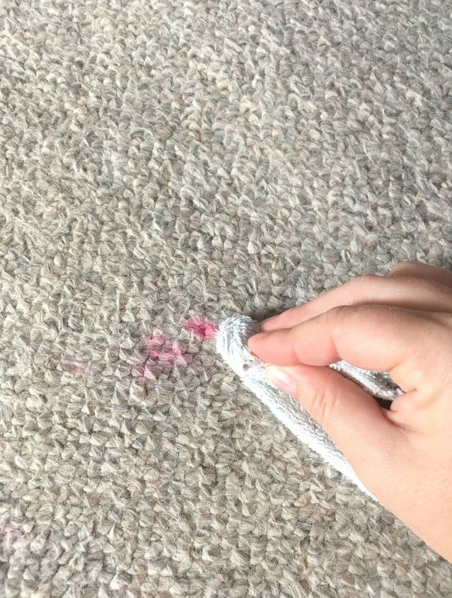 como remover facilmente o esmalte de tapetes e escadas