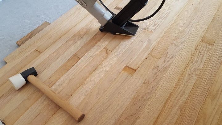 cambio de suelo de la sala de estar pasando de la alfombra a la madera