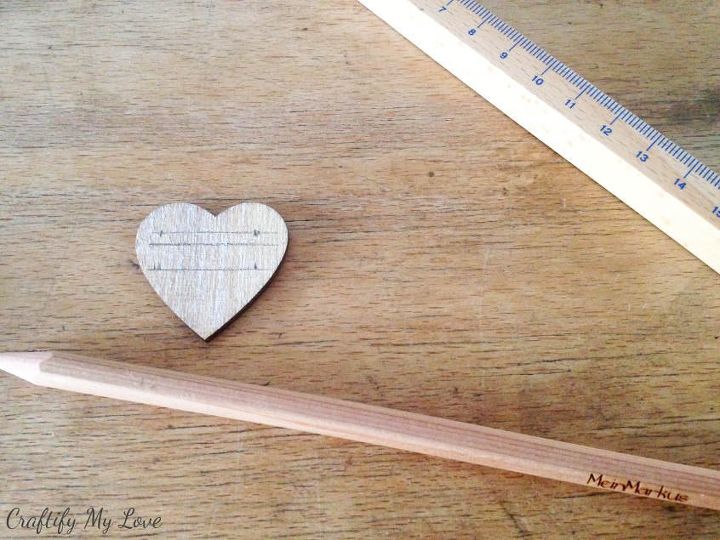 cmo hacer marcadores de madera en forma de corazn para el jardn de hierbas