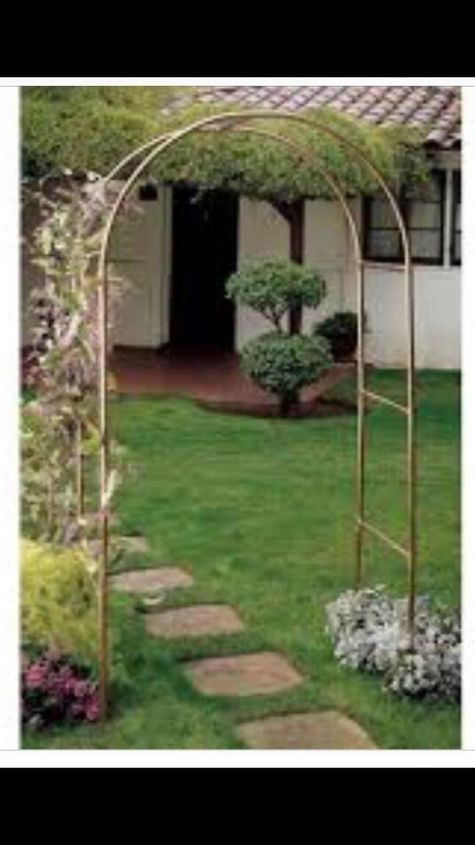 um arco de jardim de tubo de cobre resistente