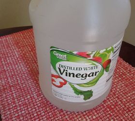 a natural method for killing weeds, Store brand 5 white vinegar