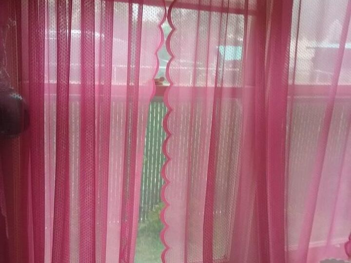 q hot pink curtains what color bed spread would work