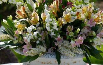 Arreglo floral de primavera con flores de jardín y de supermercado