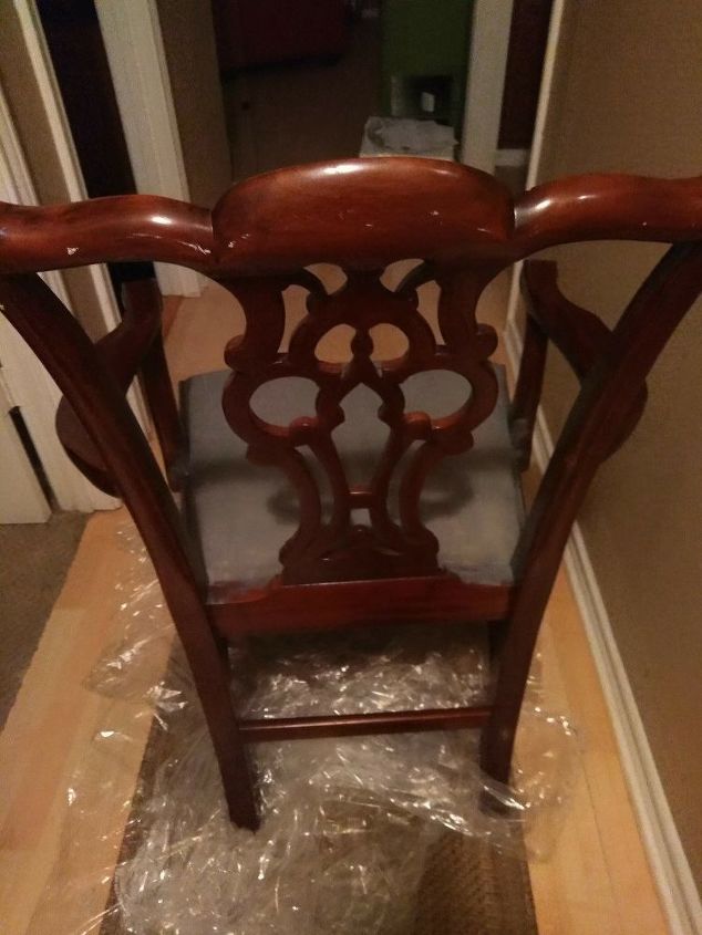 cadeira reformada, esta a cadeira eu pintei o assento cinza