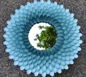 15 ingeniosas ideas de reutilizacin que aadirn algo de creatividad a tu hogar, Espejo de crisantemo hecho con cucharas de pl stico