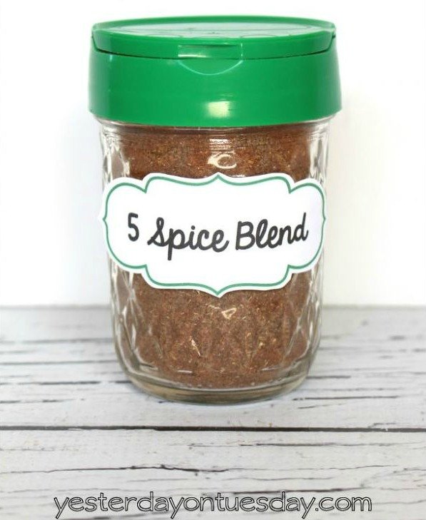 the 25 most brilliant uses people came up with for plastic containers, Use a cheese shaker top for this spice hack
