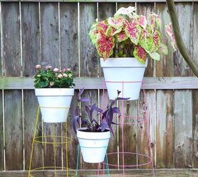 15 unconventional ways to use a tomato cage, Use them as colorful plant stands