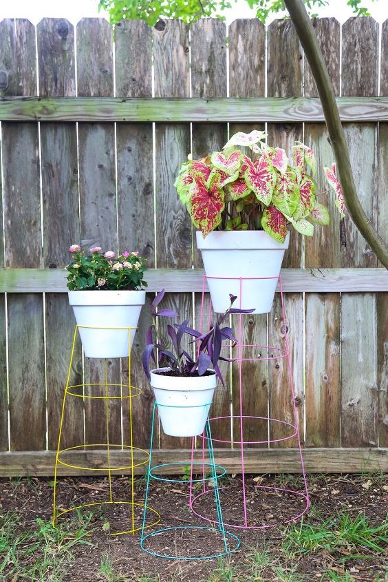 15 unconventional ways to use a tomato cage, Use them as colorful plant stands