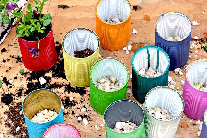 15 formas bonitas de decorar latas para convertirlas en macetas, Macetas de colores f ciles de hacer en una cubeta de madera