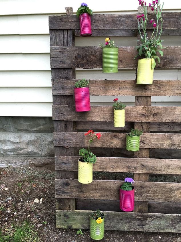 15 formas bonitas de decorar latas para convertirlas en macetas, Macetas de lata recicladas