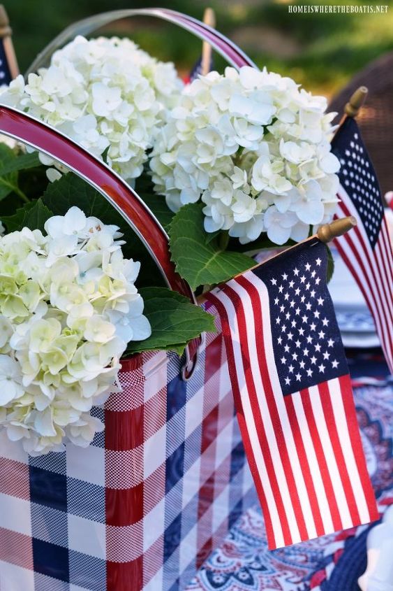 create an easy flower centerpiece for a patriotic table