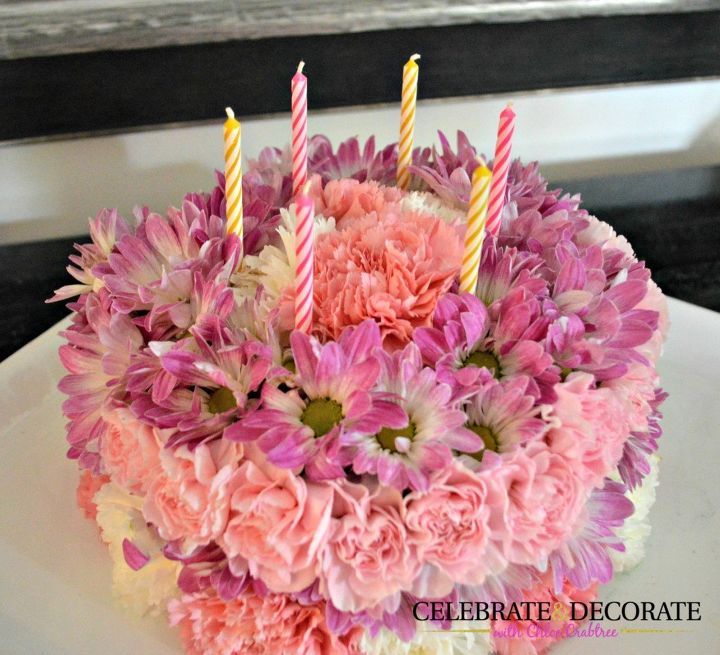 comece a festa com essas ideias de decorao diy perfeitas, Como criar um bolo de anivers rio floral