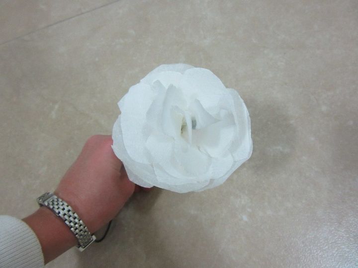 flores de papel crepom em um vaso de malha de esmalte