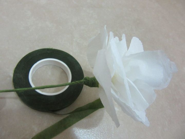 flores de papel crepom em um vaso de malha de esmalte