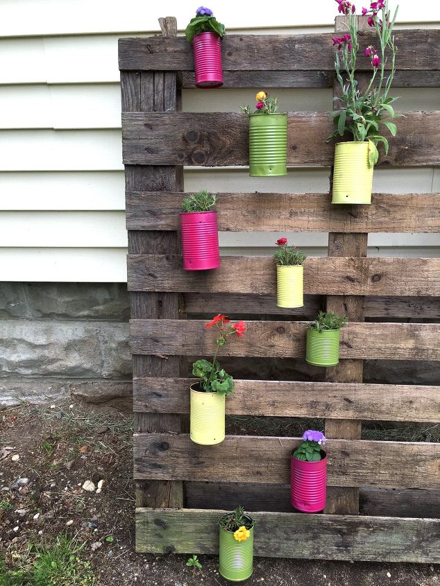 15 cute ways to decorate tin cans into planters, Painted and hung on a pallet