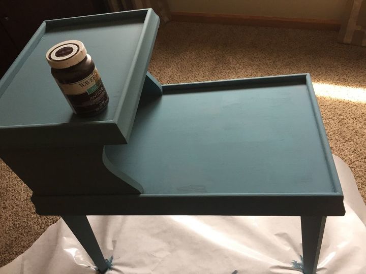 mesa auxiliar gratis convertida en un tesoro con chalk paint de 2 dlares