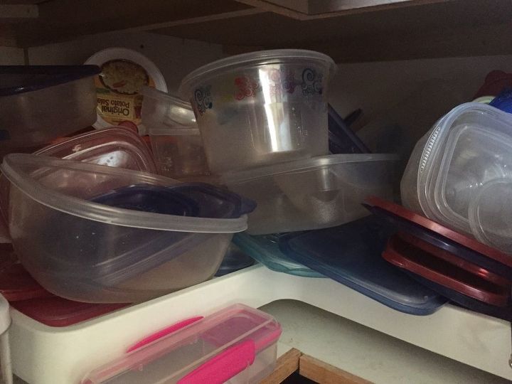 o suporte de arquivo de mesa ikea usado para organizar tupperware no armrio