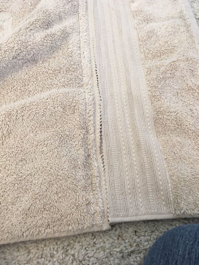 transforme um lenol de banho em um tapete de banho