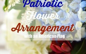 Arreglo floral patriótico con una bandera americana