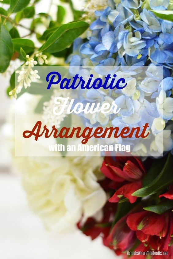 arreglo floral patritico con una bandera americana