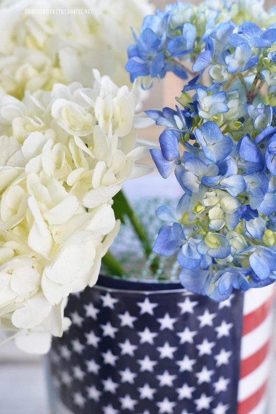 arreglo floral patritico con una bandera americana
