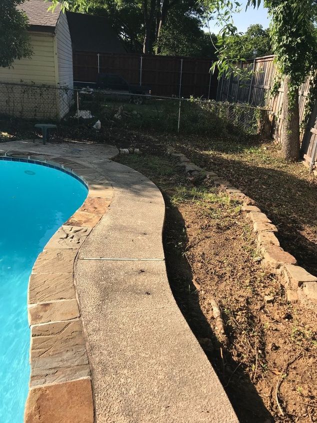 q help area around the pool before mosquitoes accumulate