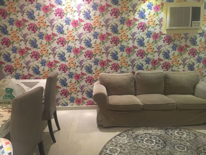 q how to decorate too much colorful wallpaper