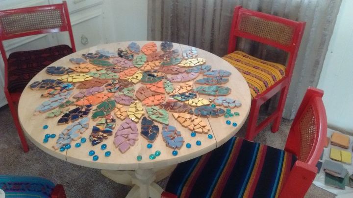 projeto de mesa e cadeira de mosaico mandala