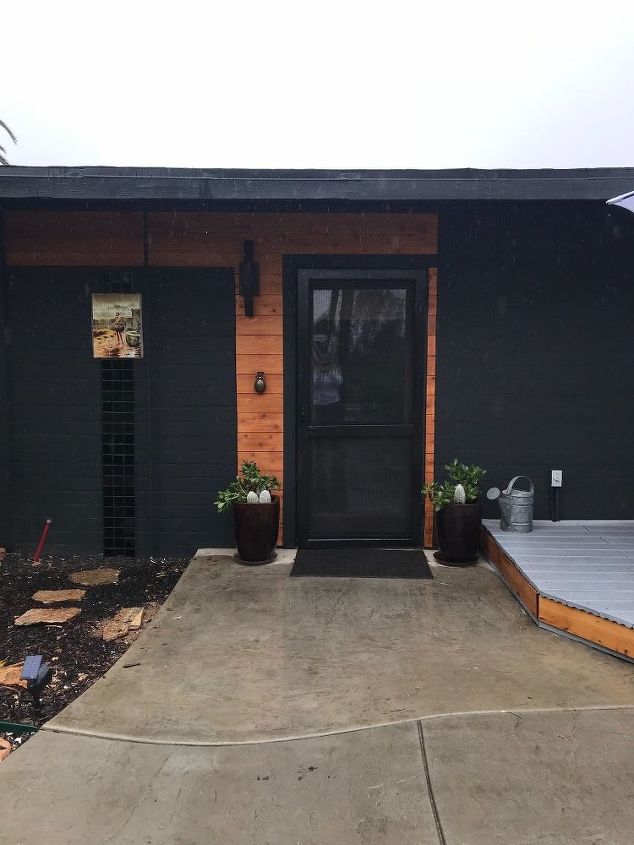 como modernizar uma casa com cor preta, Porta traseira preta ap s pintura e embarque