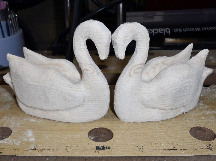 cisnes esculpidos em madeira