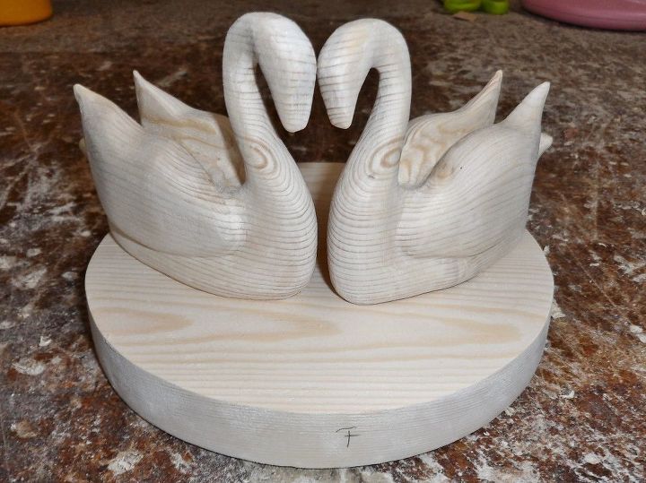 cisnes esculpidos em madeira