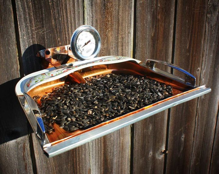 13 comederos para pjaros a partir de objetos reciclados, Repurposed Upcycled Bird Feeder Dust Pan