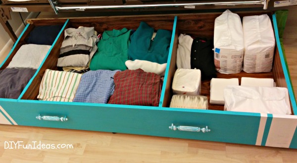 15 formas geniales de organizar tu dormitorio, Genio debajo de la cama de almacenamiento Upcycle