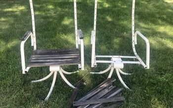 Refinación de las sillas de madera del patio de la tablilla