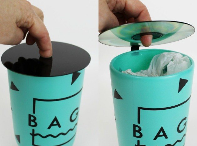 15 maneiras de reciclar e criar mais espao de armazenamento ao mesmo tempo, Dispensador de saco pl stico feito de uma garrafa de refrigerante e um CD