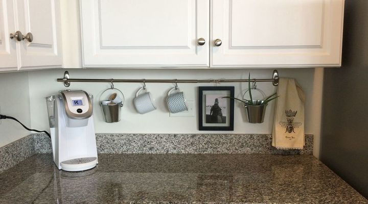 haga que su cocina sea hermosa con estas 15 ideas econmicas, Declutar la encimera de la cocina con una barra de cortina