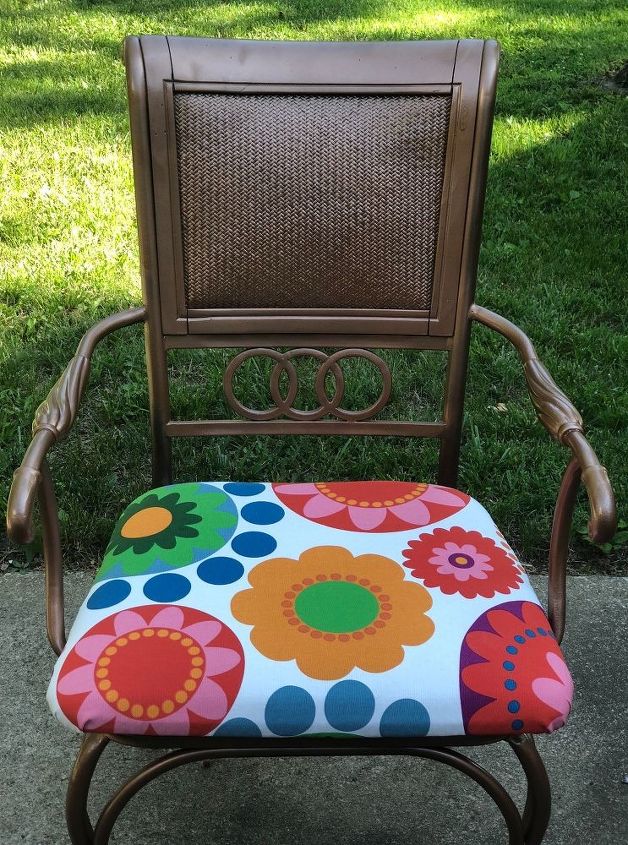 reforma colorida da cadeira ao ar livre