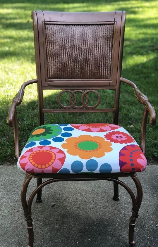cambio de imagen de una colorida silla de exterior