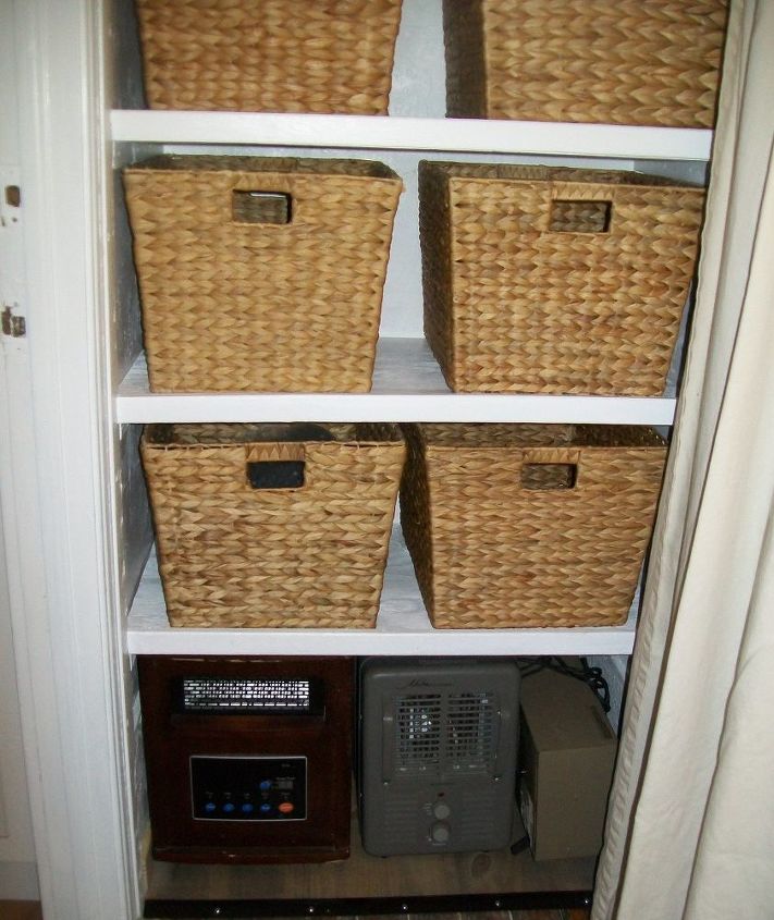 antiguo armario de la calefaccin convertido en un armario para la ropa de cama y para