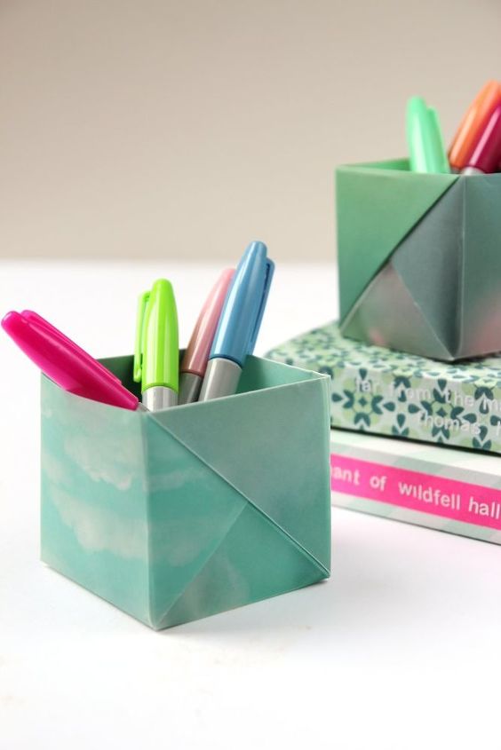 viste tu escritorio con estilo con estos portaplumas de origami